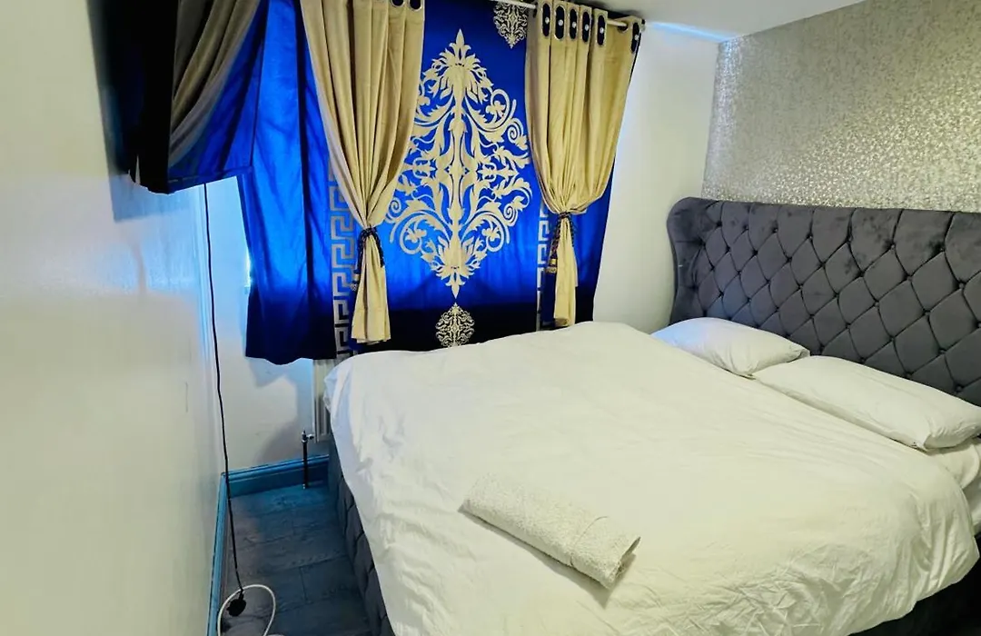 Unique Private Rooms - Bolton Central, Free Parking-1