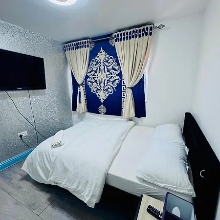 Unique Private Rooms - Bolton Central, Free Parking-3